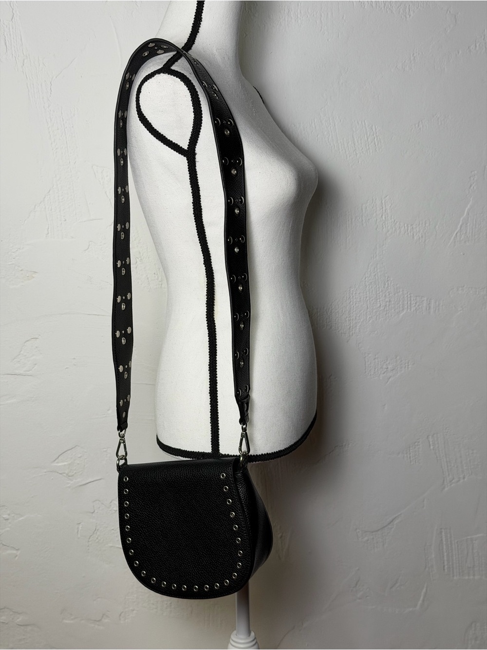 Steve Madden Black Pebbled Satchel with Silver Eyelet Grommet Trim - beautiful - Picture 5 of 12